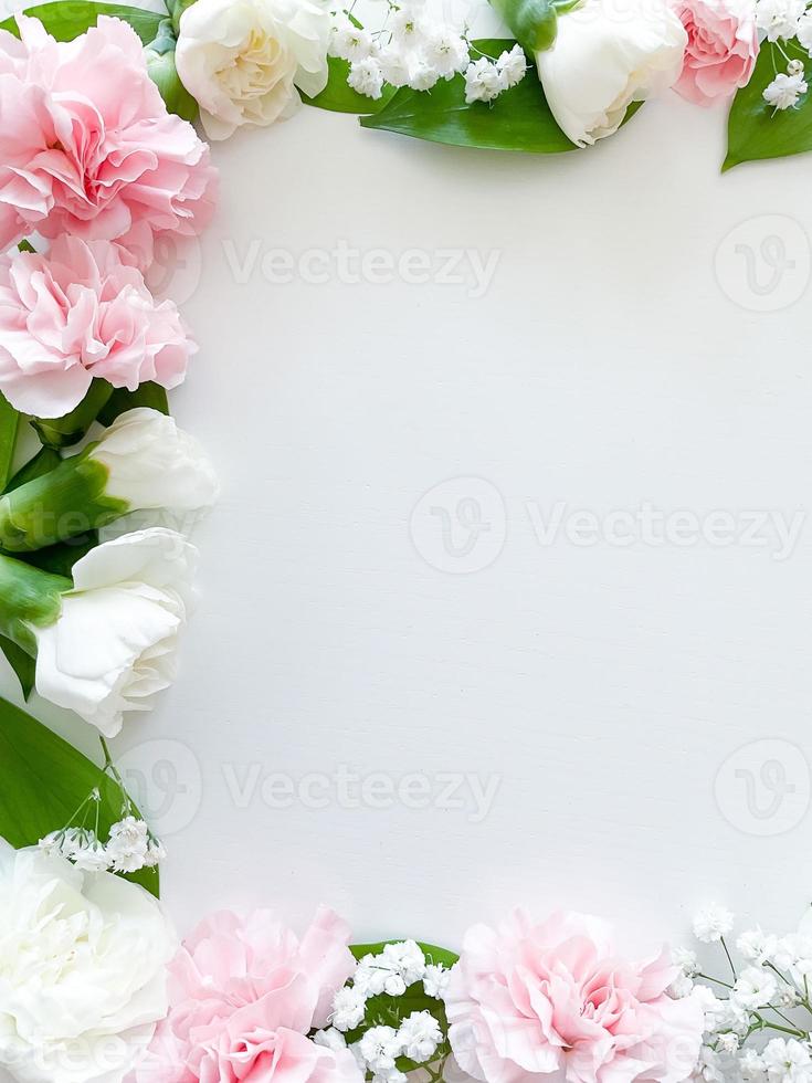 rosa floreale. assortito rosa fiori confine su bianca foto