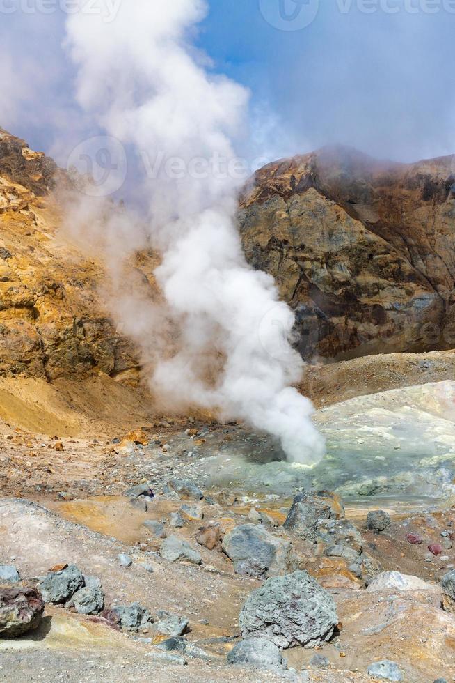cratere attivo vulcano, estate geotermico vulcanico paesaggio. caldo molle e fumarole, lava campo foto