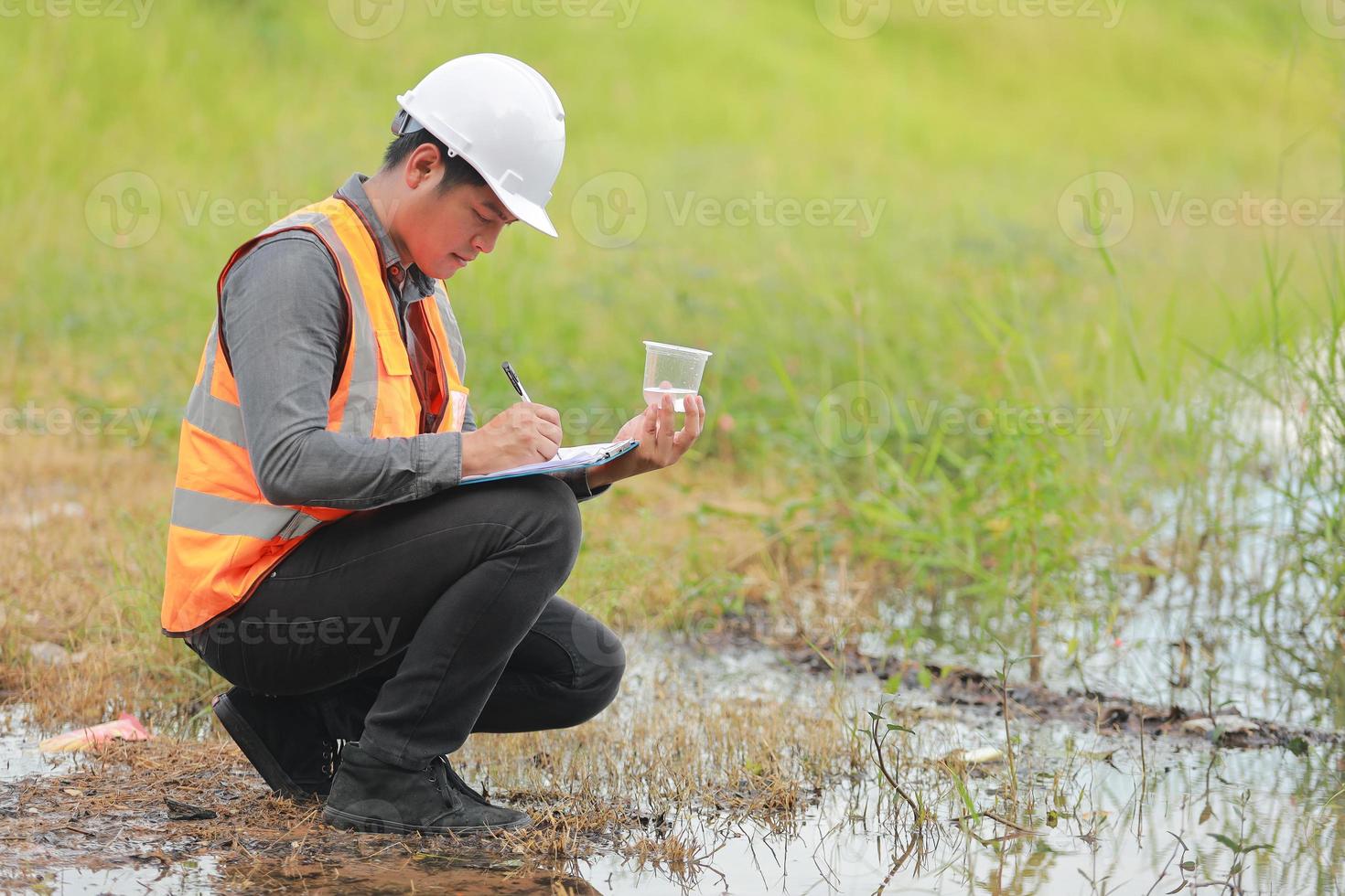 ambientale ingegneri opera a acqua fonte per dai un'occhiata per contaminanti nel acqua fonti e analizzando acqua test risultati per riutilizzare.mondo ambiente giorno concetto. foto