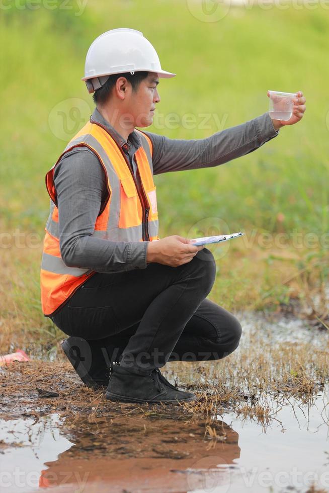 ambientale ingegneri opera a acqua fonte per dai un'occhiata per contaminanti nel acqua fonti e analizzando acqua test risultati per riutilizzare.mondo ambiente giorno concetto. foto