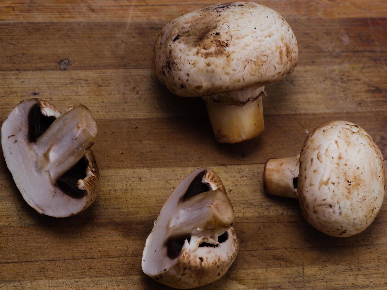 funghi sul tavolo di legno foto