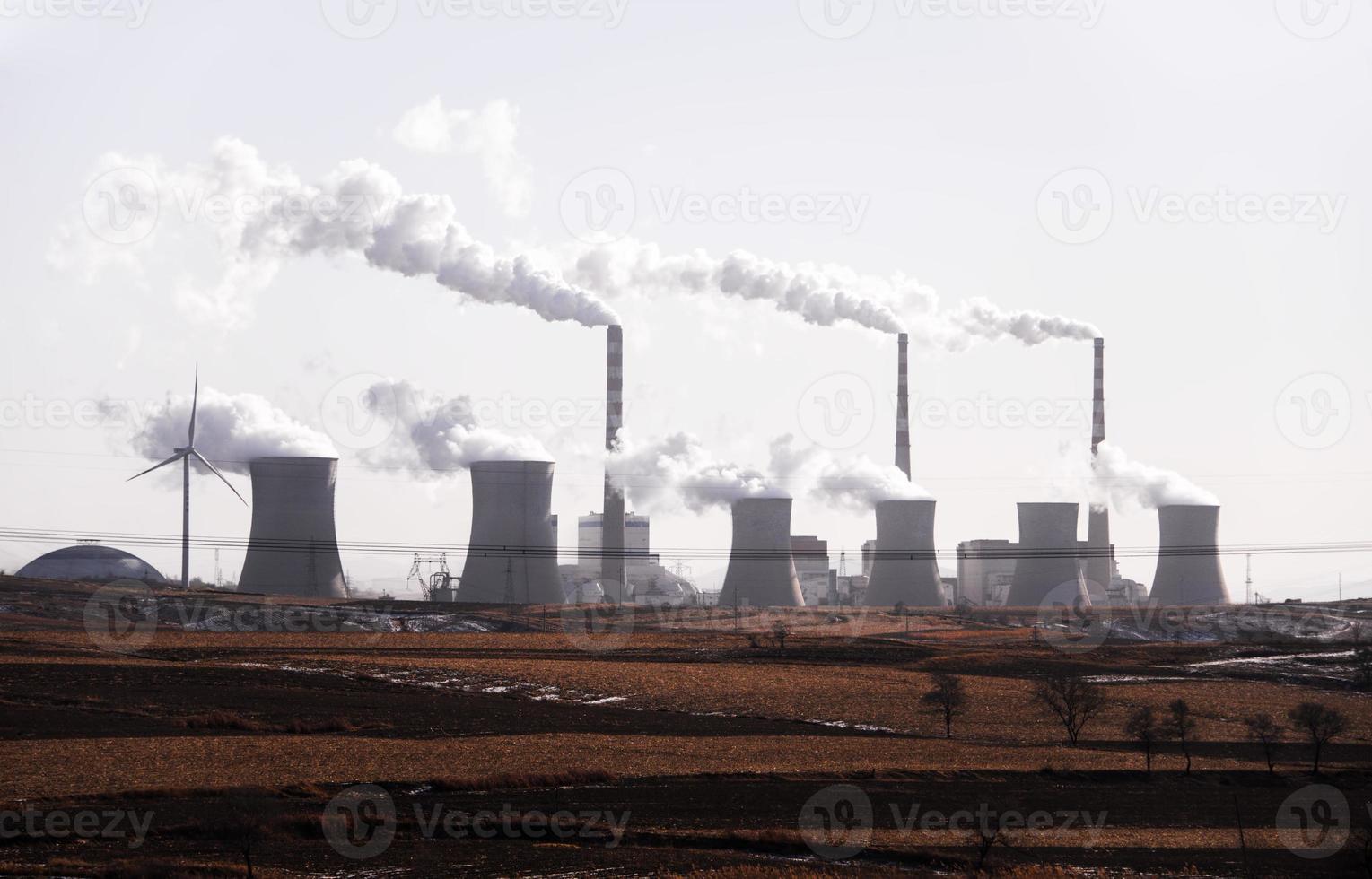 aria inquinamento di Fumo In arrivo su di a partire dal di fabbrica camini, industriale zona. foto