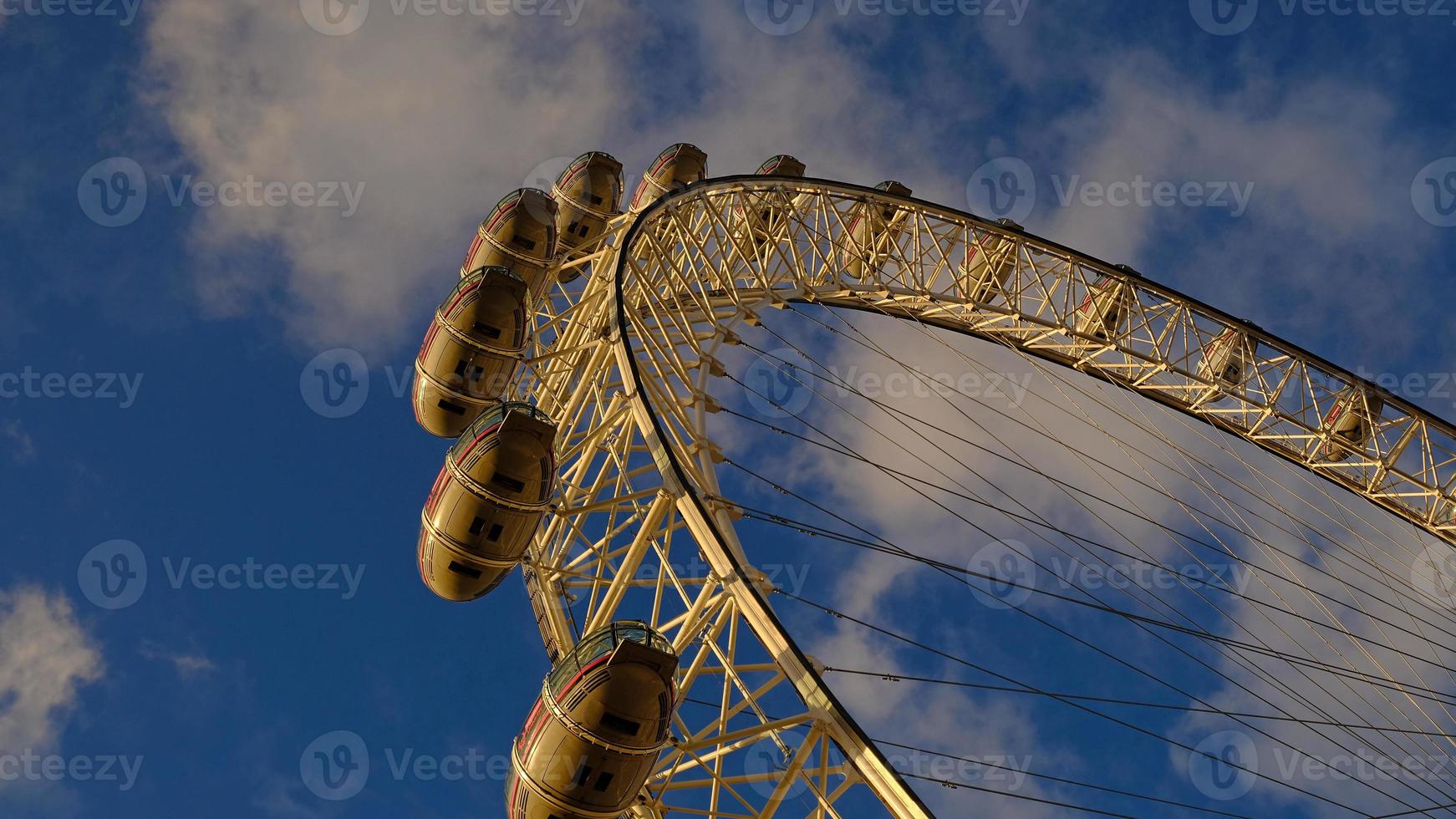 Ferris ruota nel il divertimento parco su sfondo di blu cielo con nuvole. Basso angolo Visualizza di un' grande Ferris ruota. foto