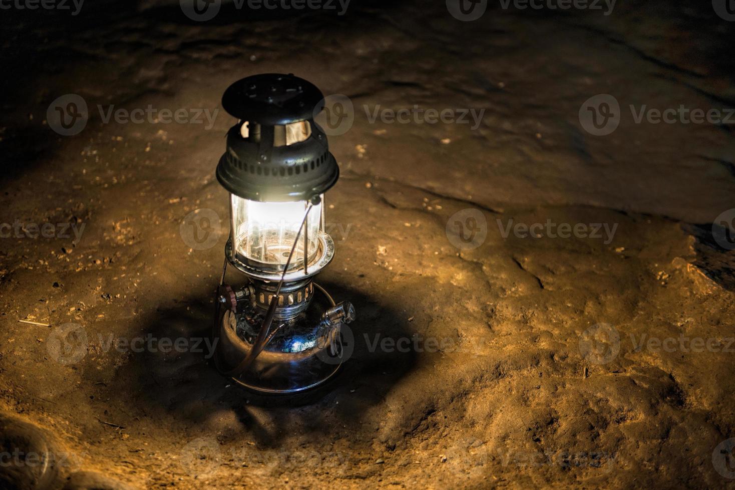 il vecchio antico tempesta lanterna nel un' grotta foto