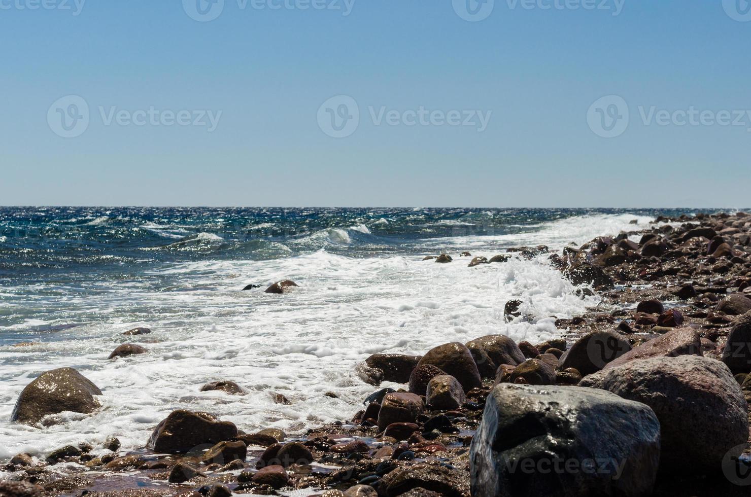 costa rocciosa e onde foto