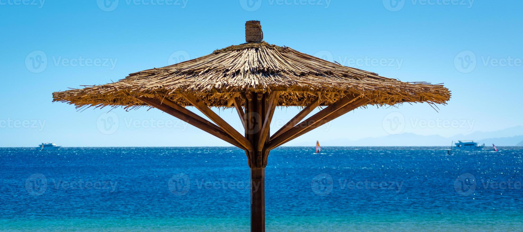 ombrellone in canna contro il mare blu in egitto foto