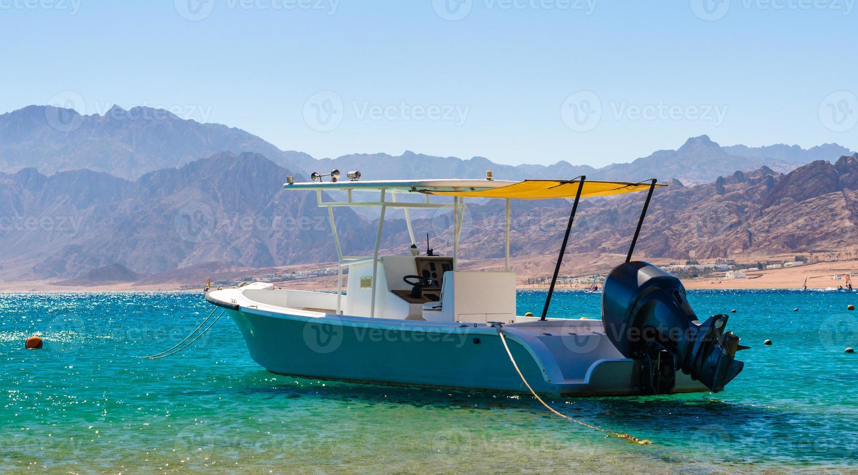barca a motore sul mare foto