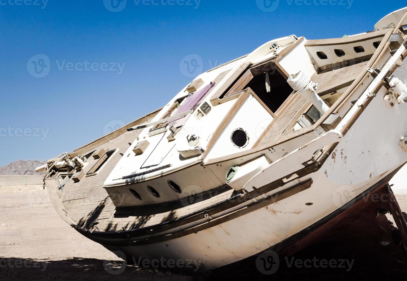 vecchio yacht nella sabbia foto