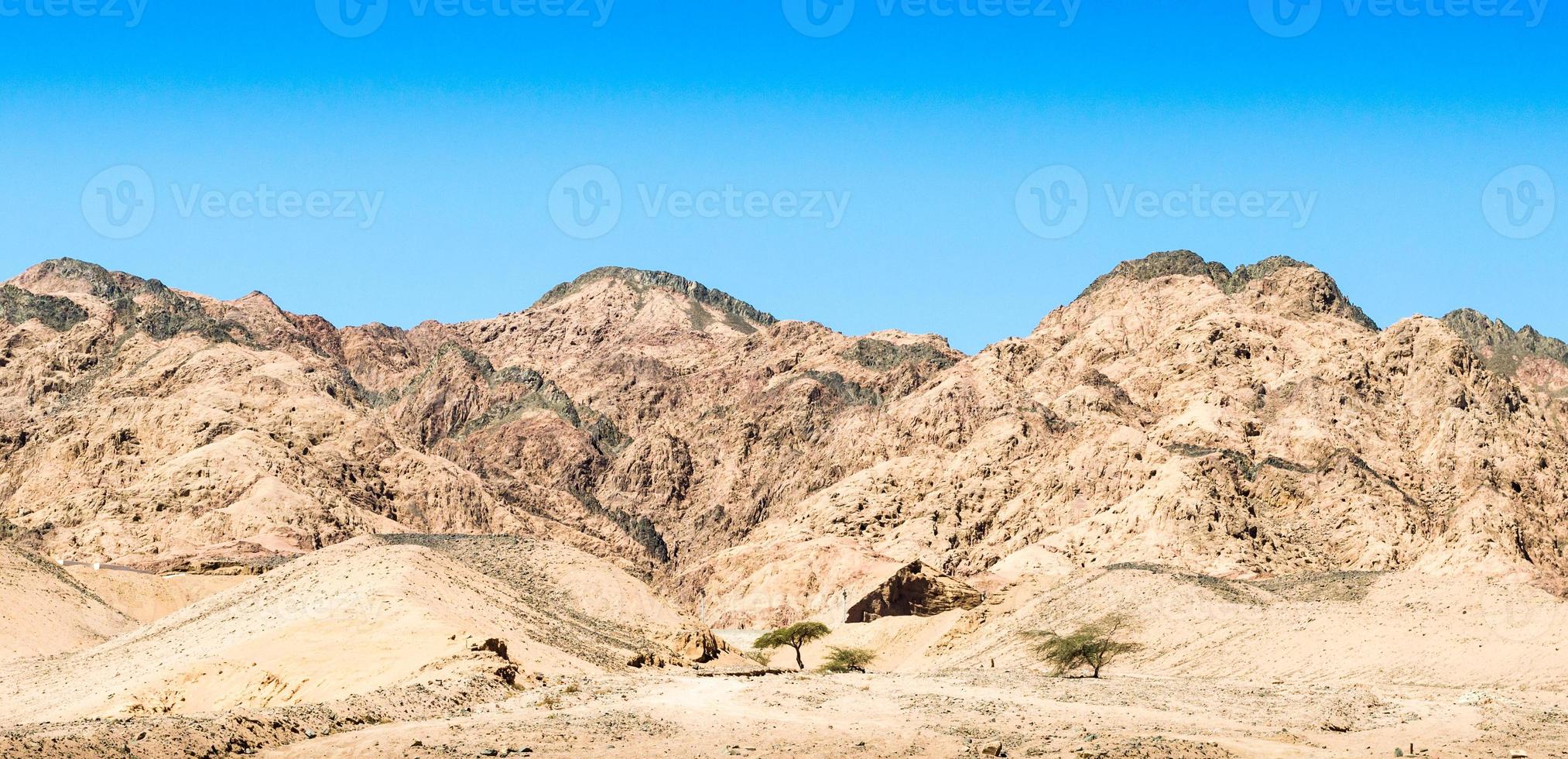 colline marroni nel deserto foto