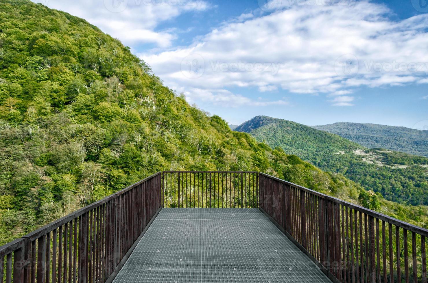 ponte di osservazione con vista sulle montagne foto