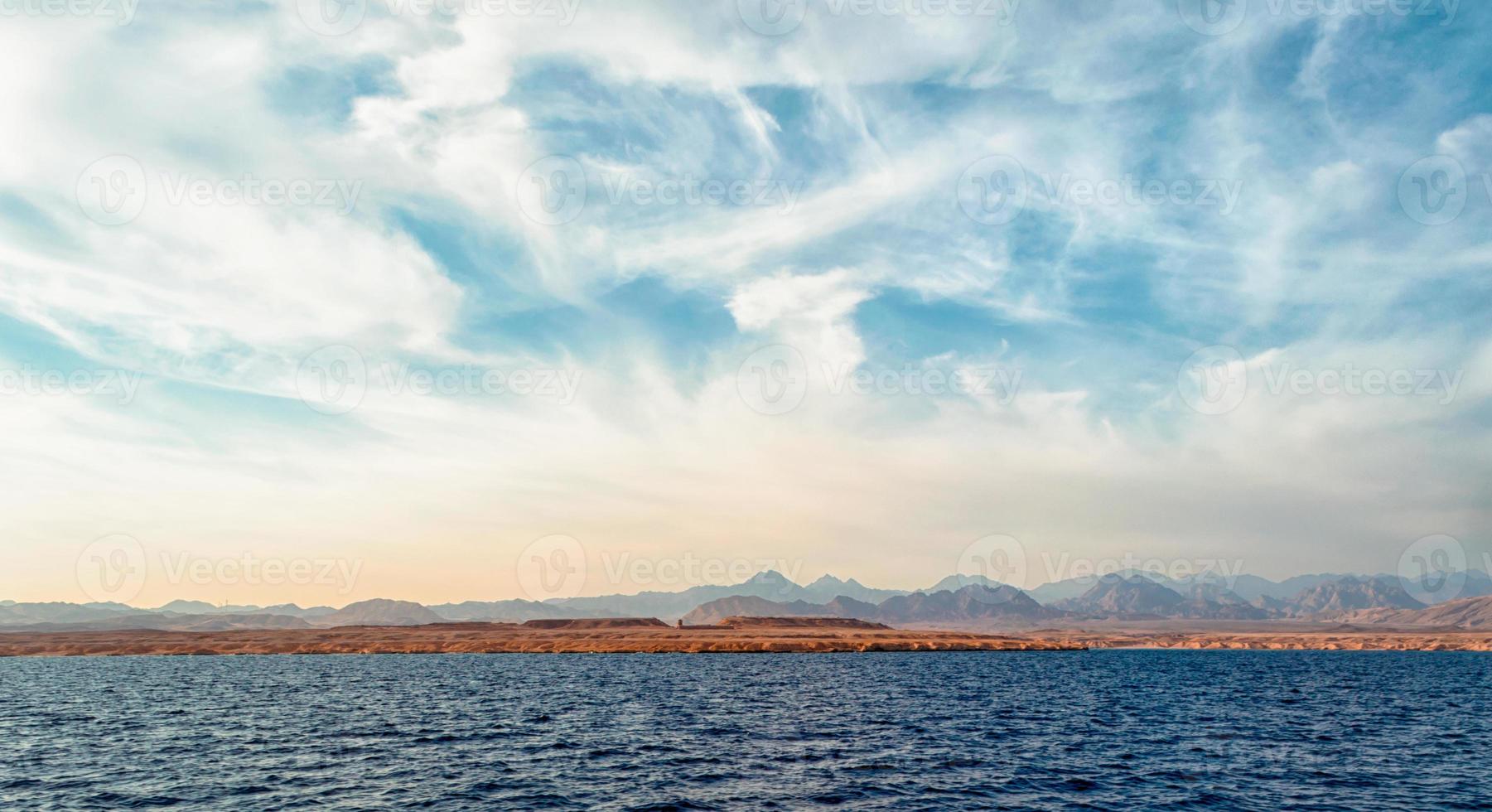 rocce e mare blu foto