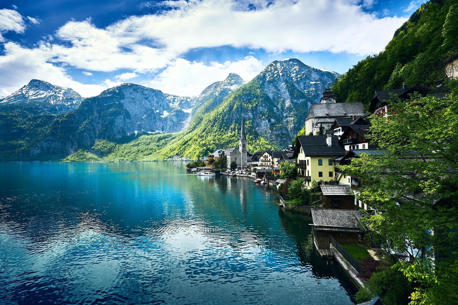 Hallstatt con bellissimo Visualizza di montagna, lago e villaggio nel primavera, salzkammergut regione, Austria foto