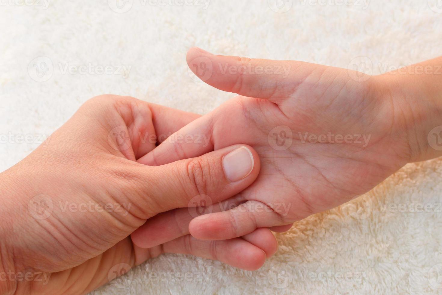 massaggiatore fare massaggio dita poco bambino. foto