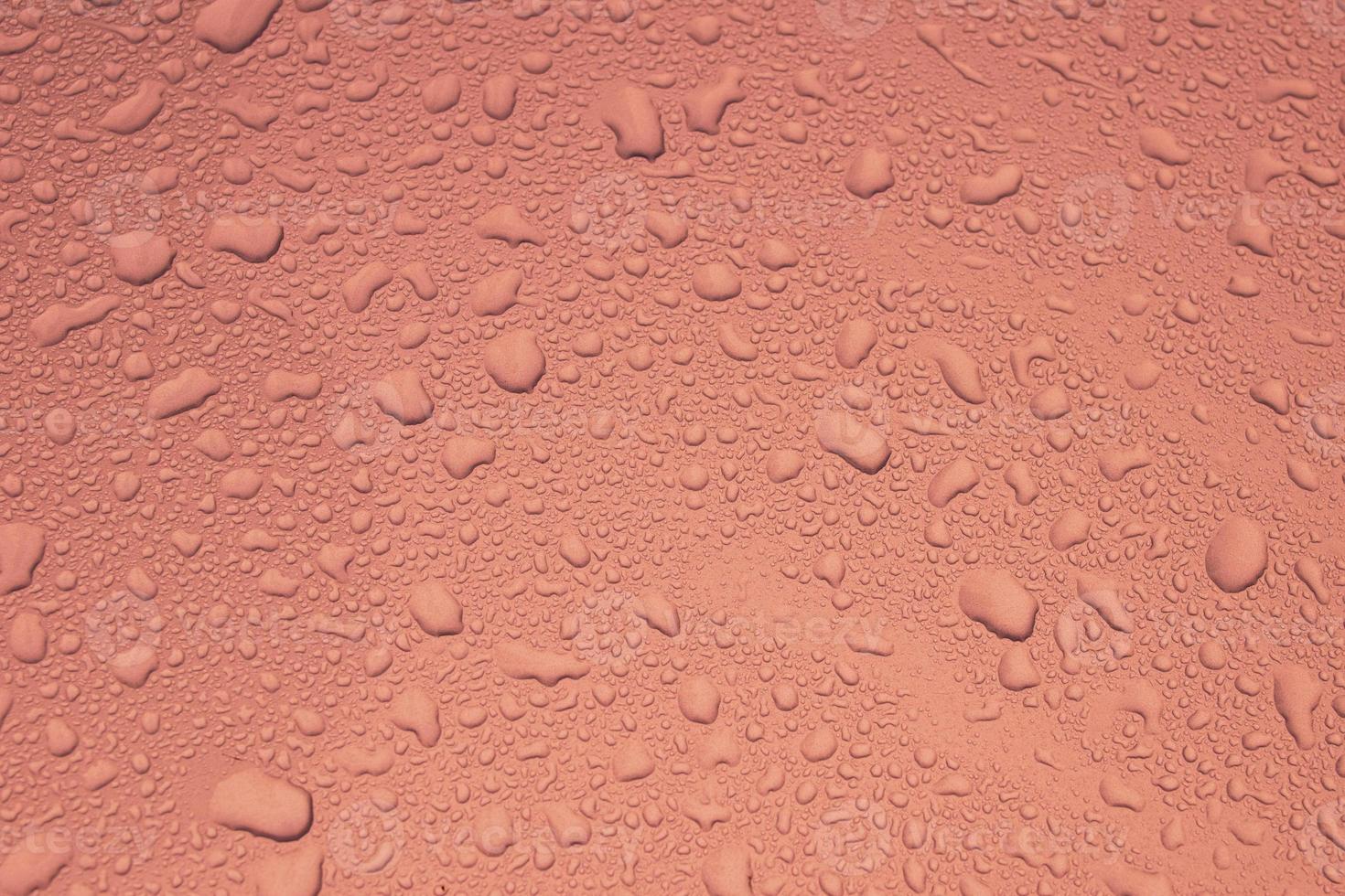 acqua gocce su rosso sfocato sfondo foto