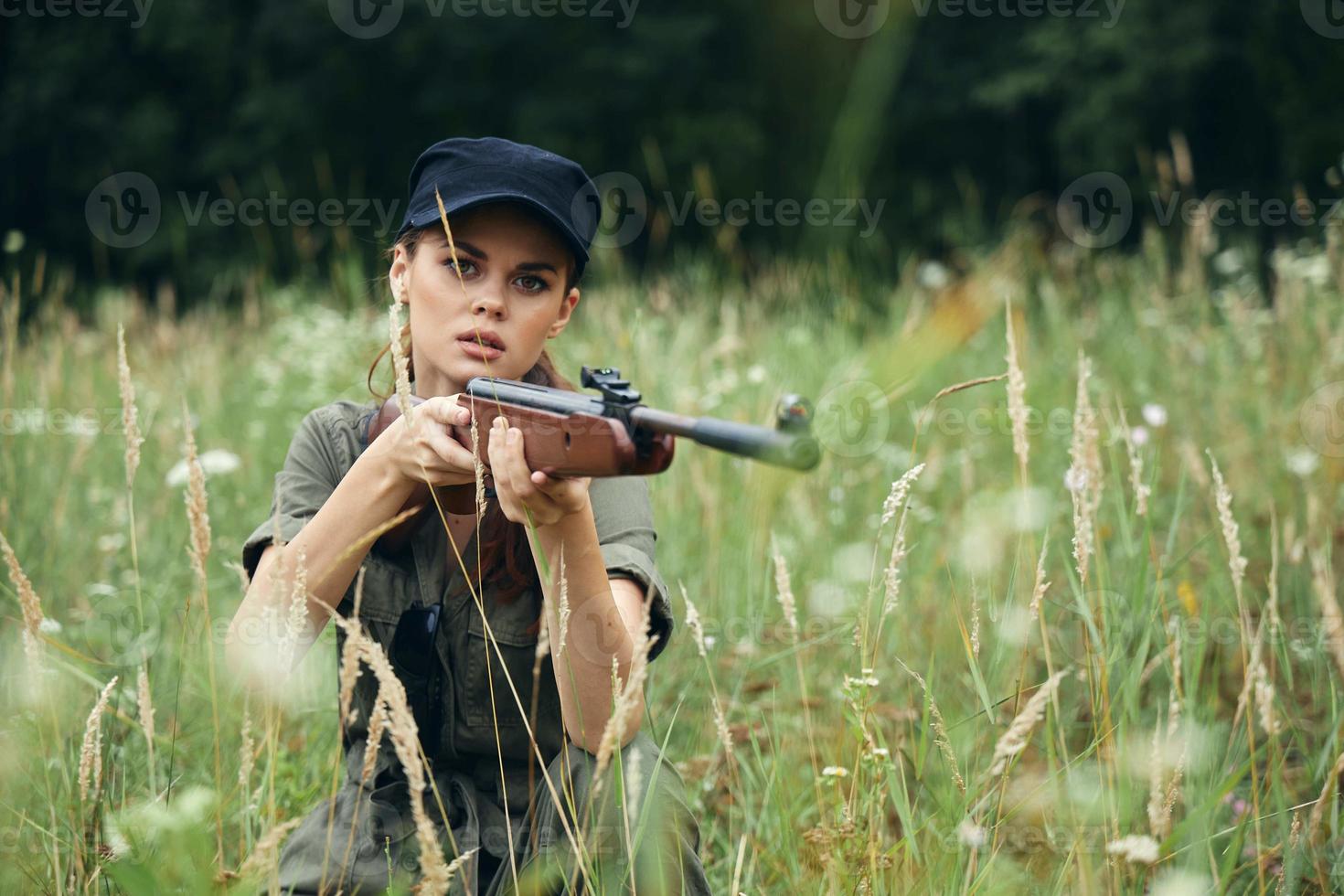 militare donna donna con arma a caccia nascondiglio stile di vita nero berretto foto
