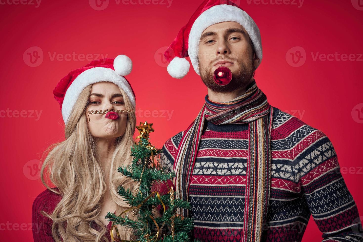 uomo e donna In piedi lato di lato emozioni vacanza romanza Natale foto