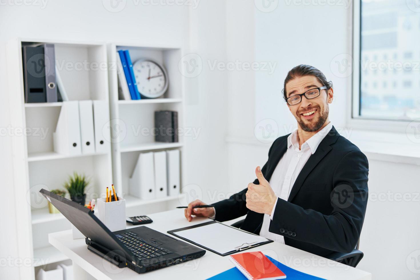 uomo opera emozioni nel davanti di il computer portatile capo foto