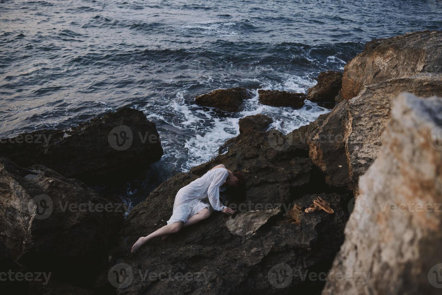 donna nel bianca nozze vestito su mare riva bagnato capelli Visualizza a partire dal sopra foto