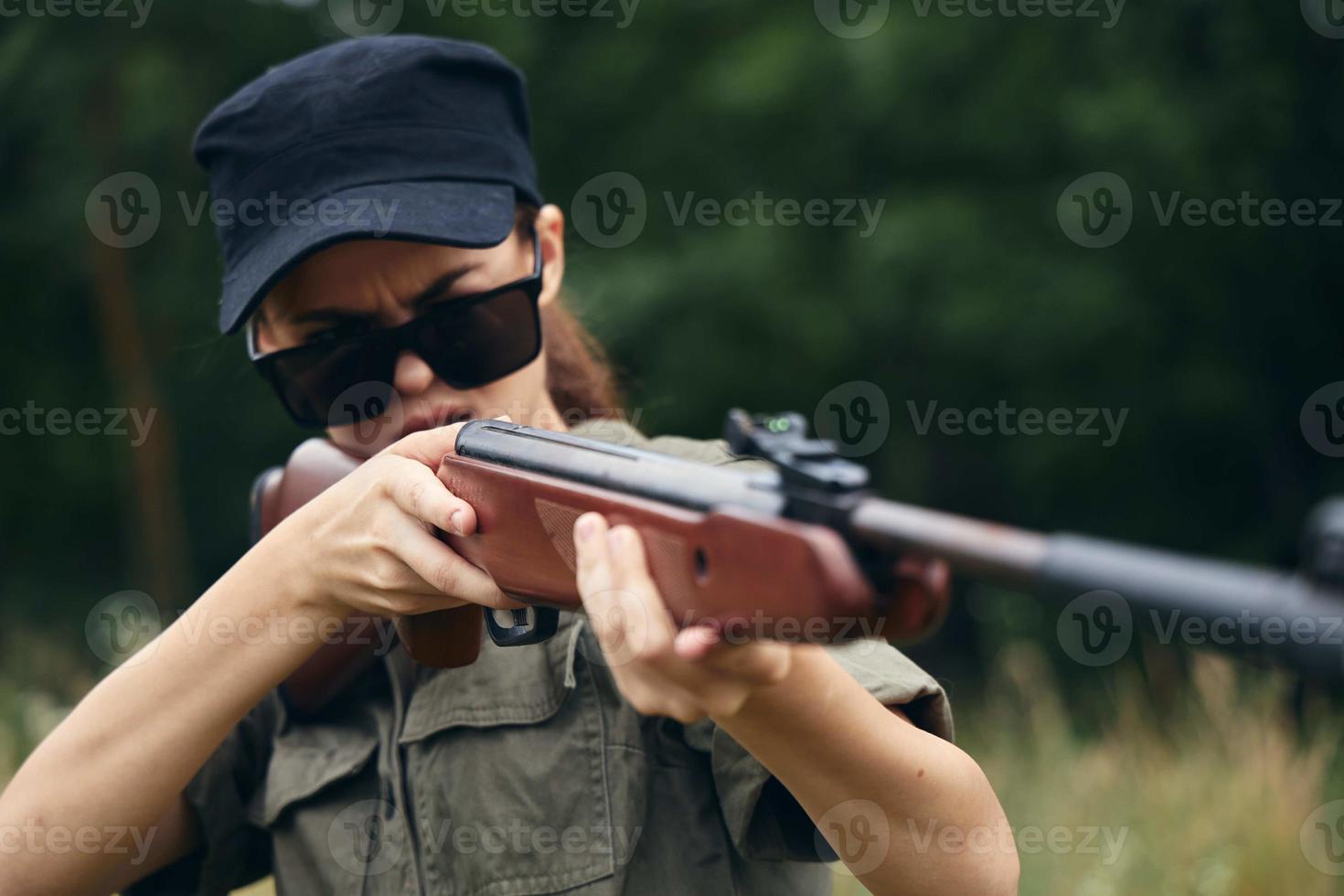 militare donna con Armi nel mano, a caccia bersaglio occhiali da sole Armi foto
