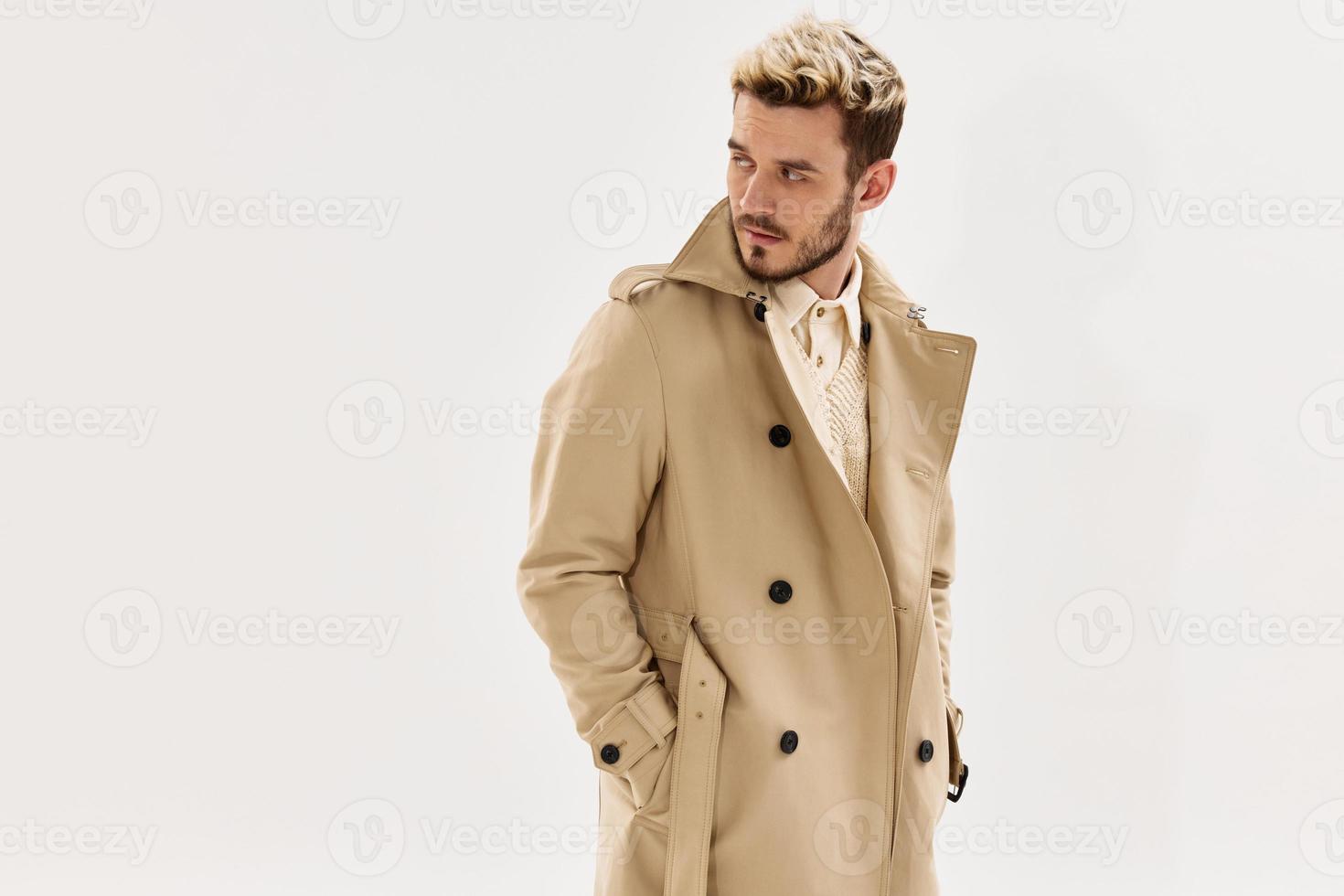 bello uomo moda acconciatura per cappotto lato autunno stile foto