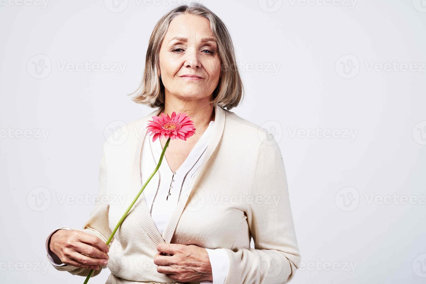 anziano donna Tenere un' fiore compleanno vacanza regalo foto