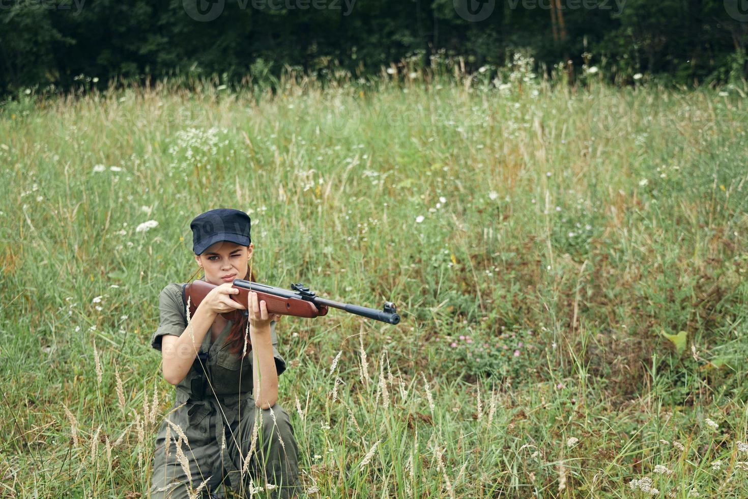 donna un' donna con un' arma nel sua mani su un' occupazione vista fresco aria foto