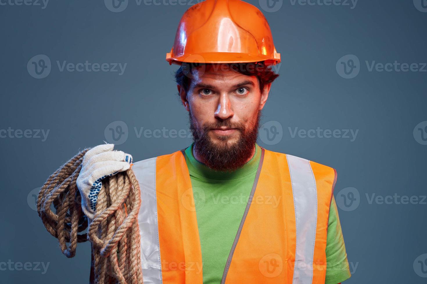 emotivo lavoratore costruzione uniforme professionale avvicinamento blu sfondo foto
