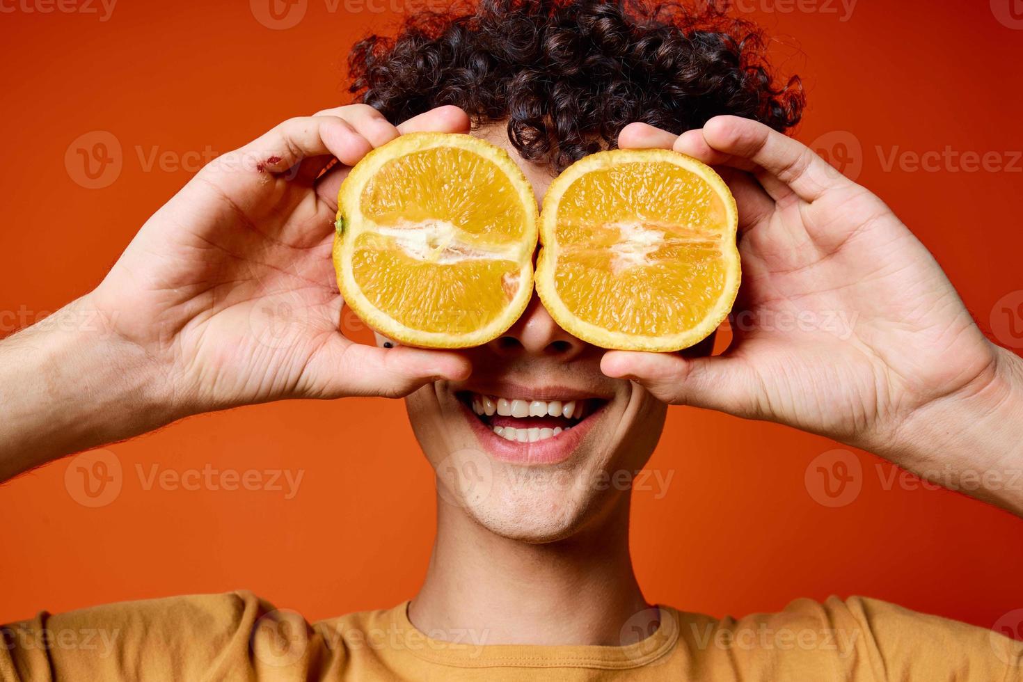 tipo maglietta con arancia nel il suo mani frutta salutare cibo foto