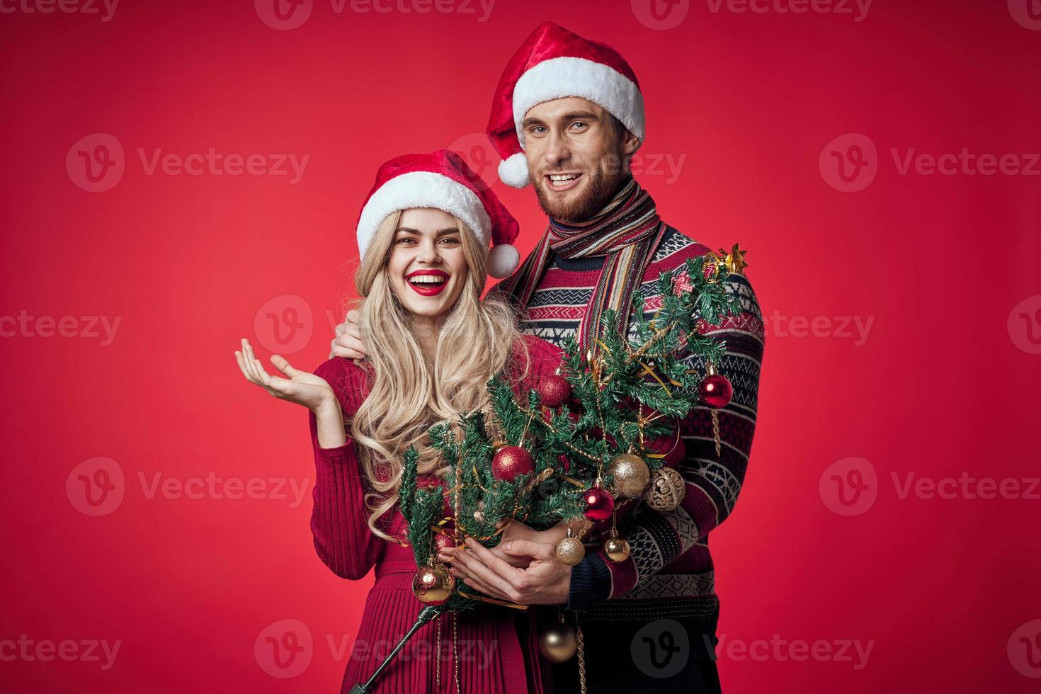 uomo e donna celebrare Natale felicità romanza rosso sfondo foto