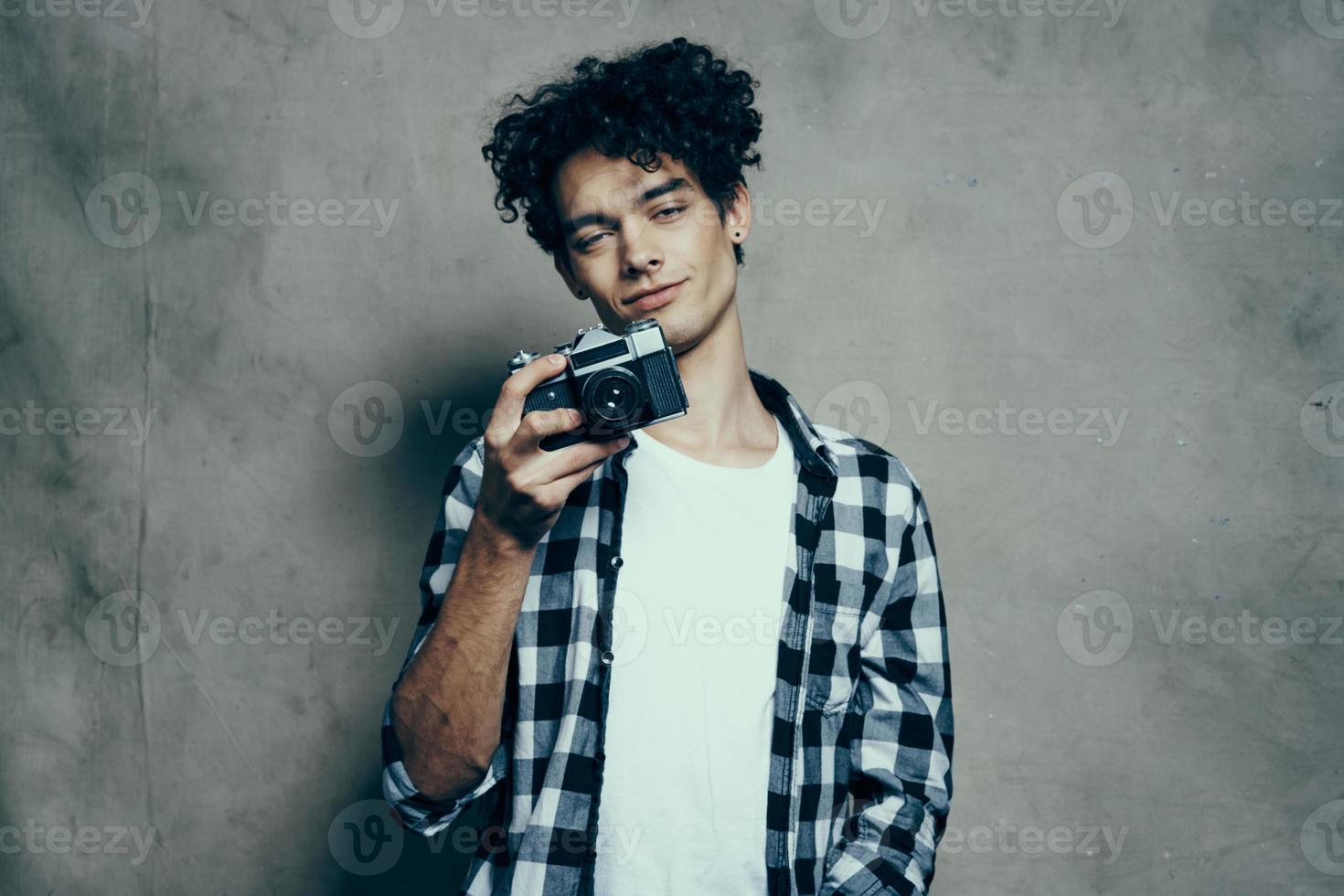 uomo con telecamera in casa su tessuto sfondo maglietta modello riccioli foto