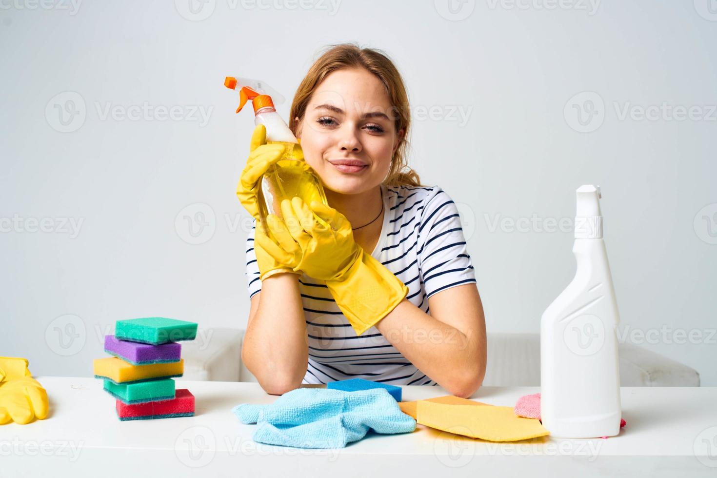 emotivo donna detergente pulizia attrezzo lavori di casa stile di vita foto