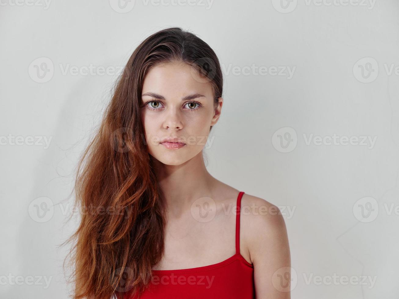 bella dai capelli rossi donna nel rosso maglietta avvicinamento leggero sfondo foto