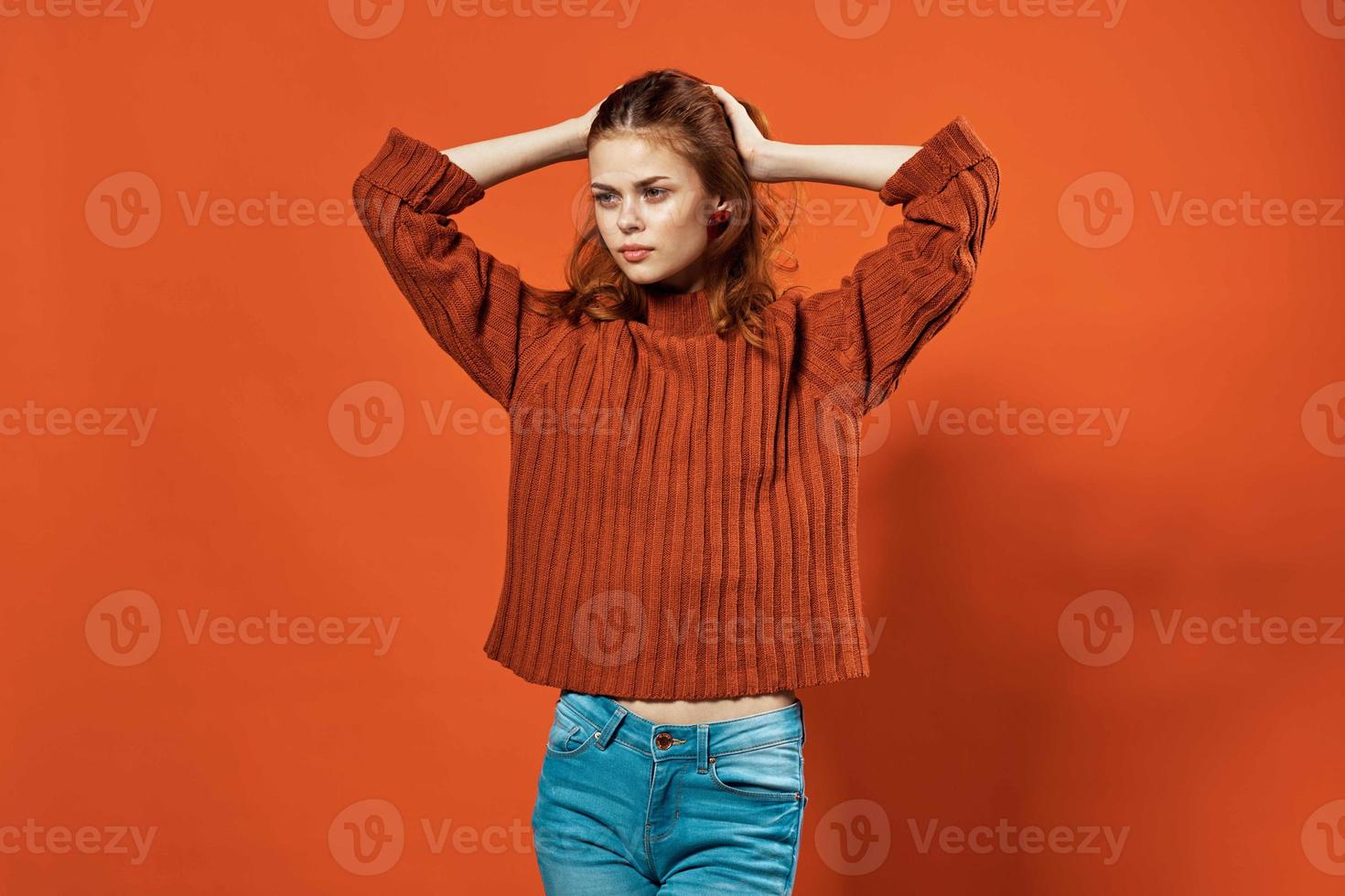 donna indossare rosso maglione orecchini gioielleria in posa avvicinamento foto