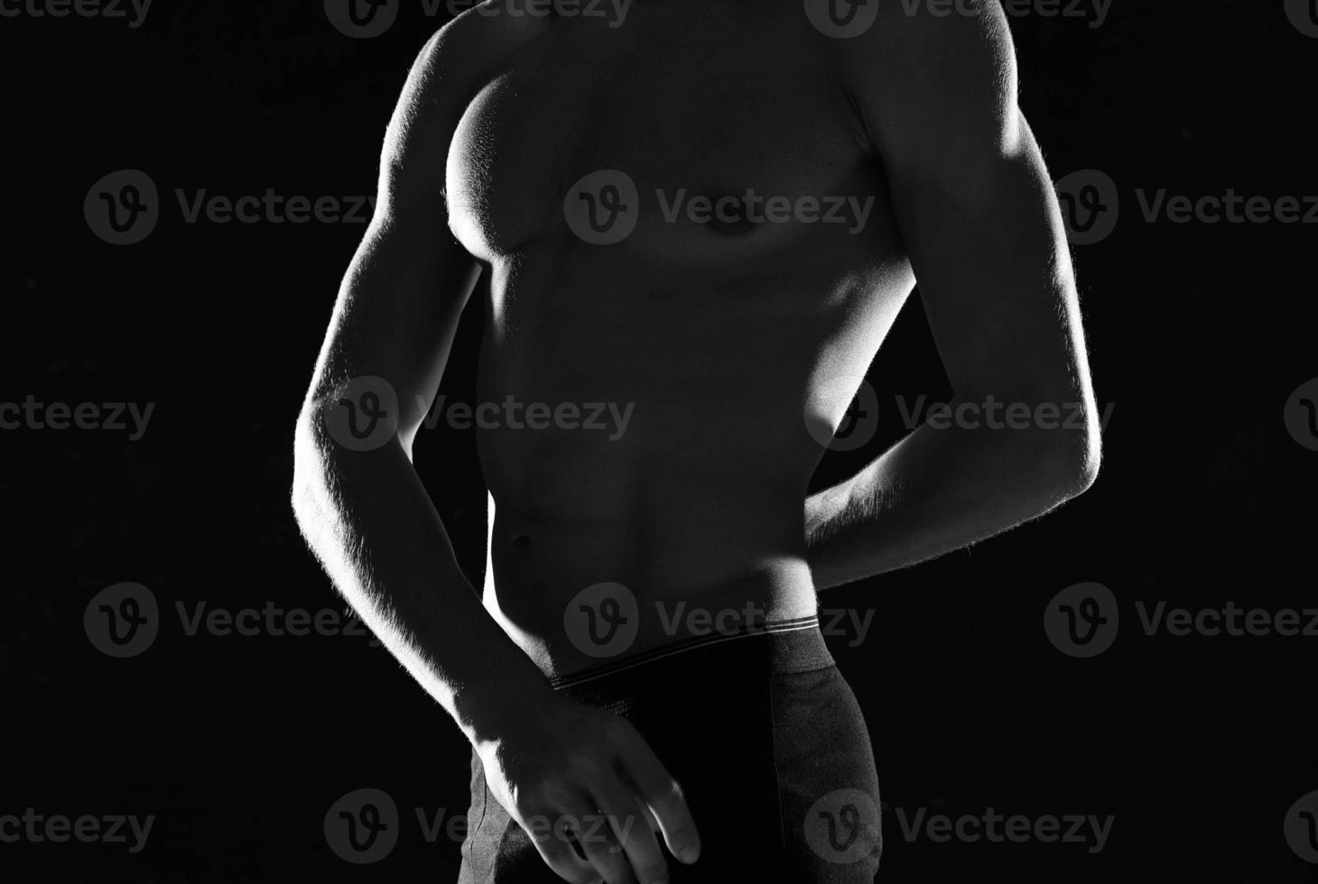 un' uomo nel nero mutandine con un' pompato corpo nero e bianca foto
