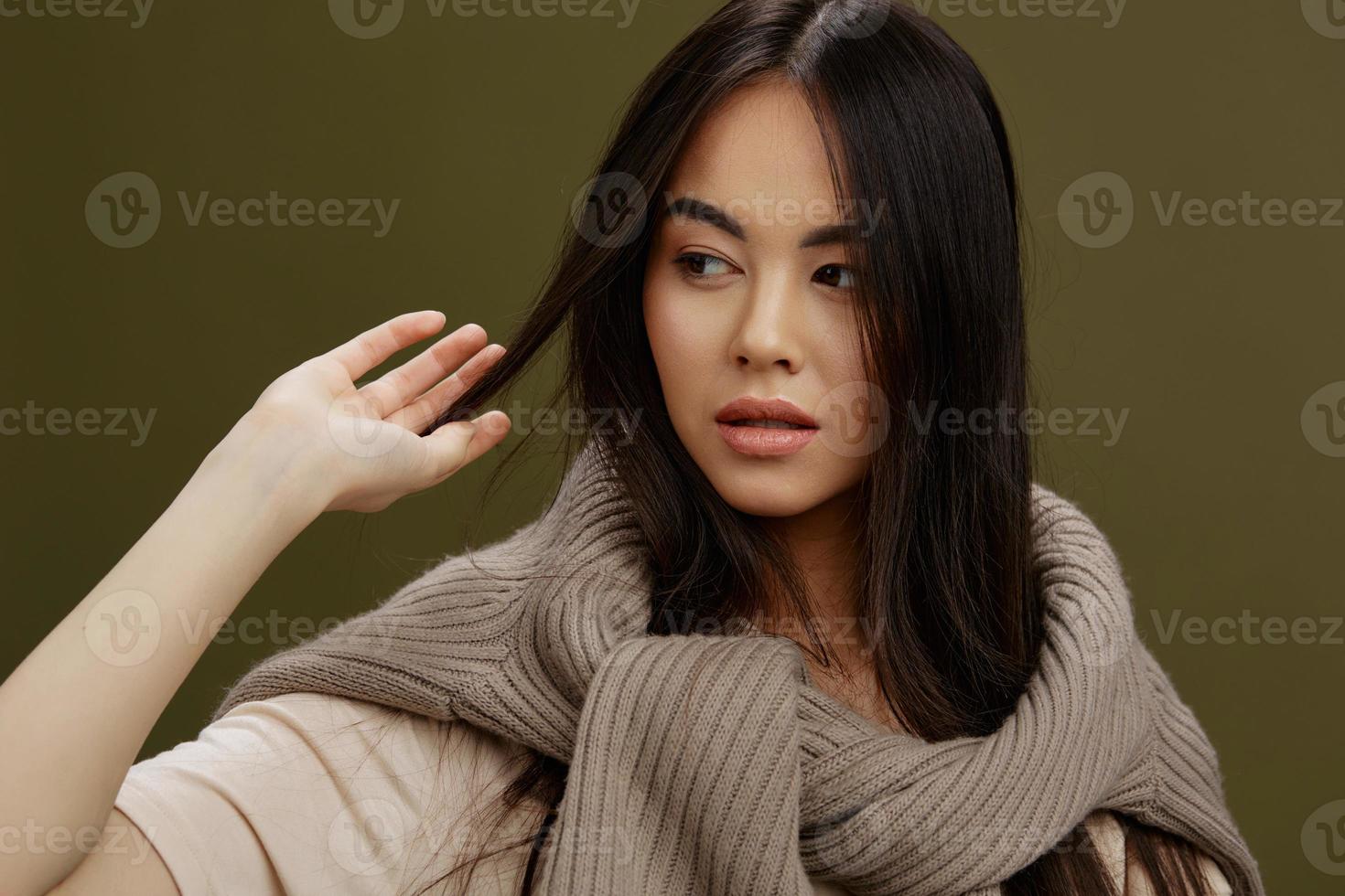 giovane donna maglione su il le spalle in posa capi di abbigliamento moda verde sfondo foto