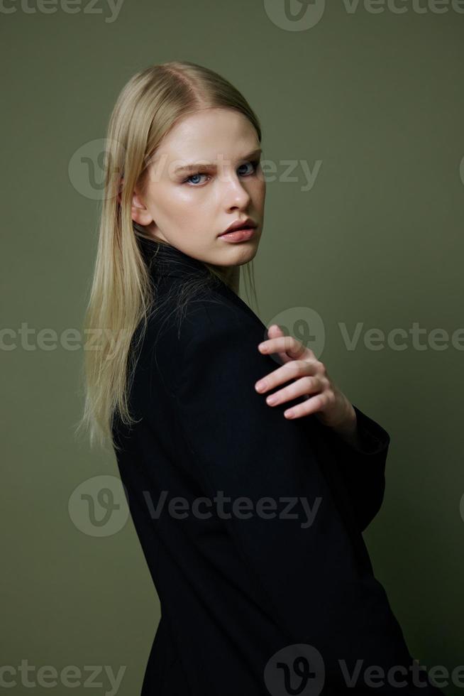 un' bellissimo attraente ragazza sembra al di sopra di sua spalla mezzo girato in il telecamera. un' grande bandiera per un' costume e capi di abbigliamento marca. caldo vendita offrire foto