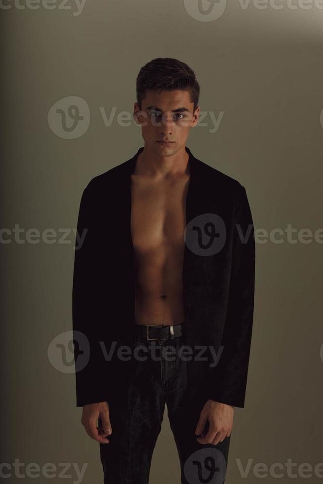 giovane tipo alla moda acconciatura nero giacca in posa fiducia in se stessi foto