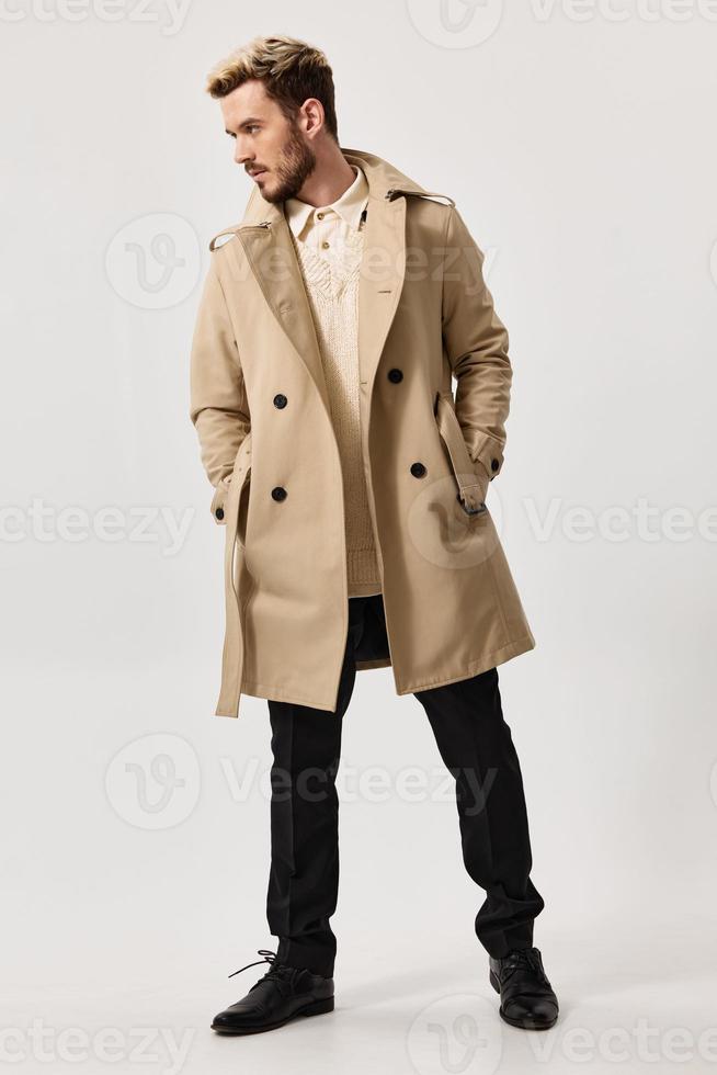 elegante uomo nel beige cappotto e pantaloni tendenza moda stile scarpe modello foto