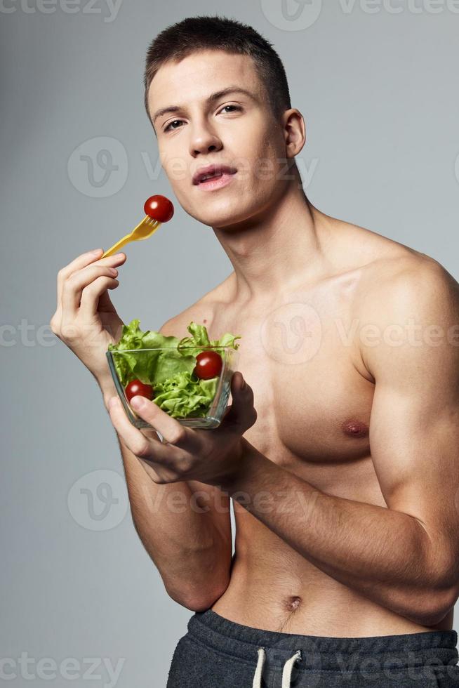 sport uomini piatto di insalata nel salutare cibo stile di vita isolato sfondo foto