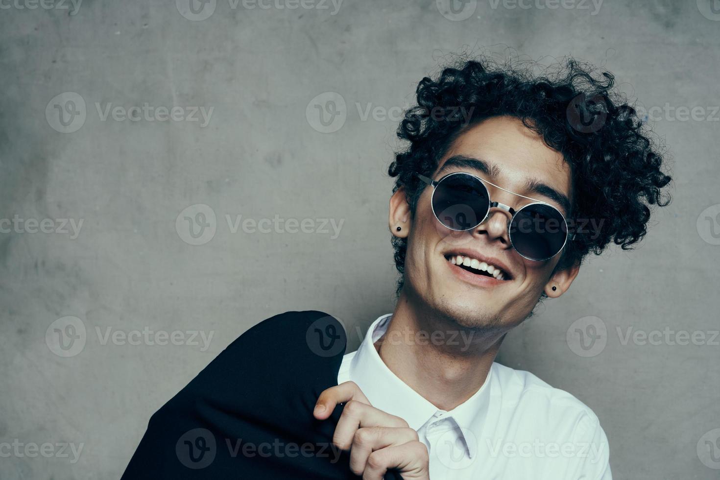 uomo indossare occhiali da sole Riccio capelli camicia giacca foto