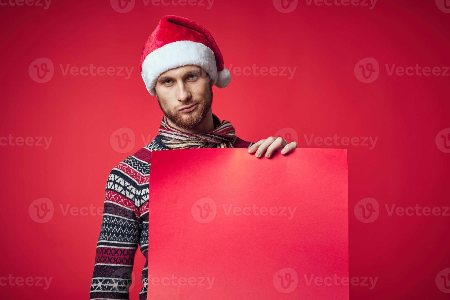 emotivo uomo nel un' Natale rosso modello manifesto isolato sfondo foto