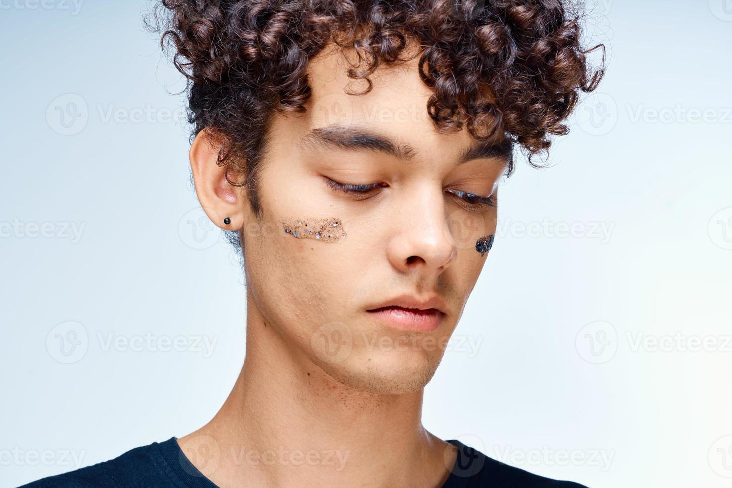 bello uomo con Riccio capelli nero cosmetici mano gesto foto