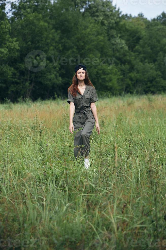 donna all'aperto camminare su il alto erba viaggio foto