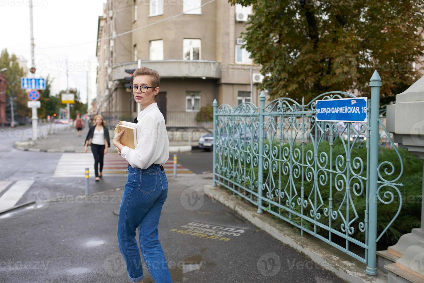 alunno con un' libro nel il suo mani all'aperto lettura formazione scolastica foto