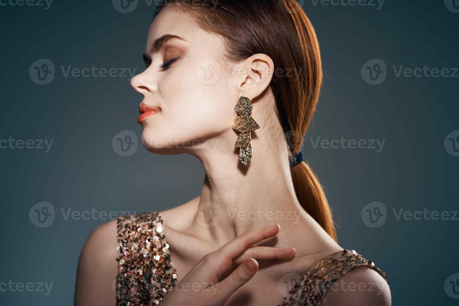 donna nel oro vestito e orecchini gioielleria fascino modello foto