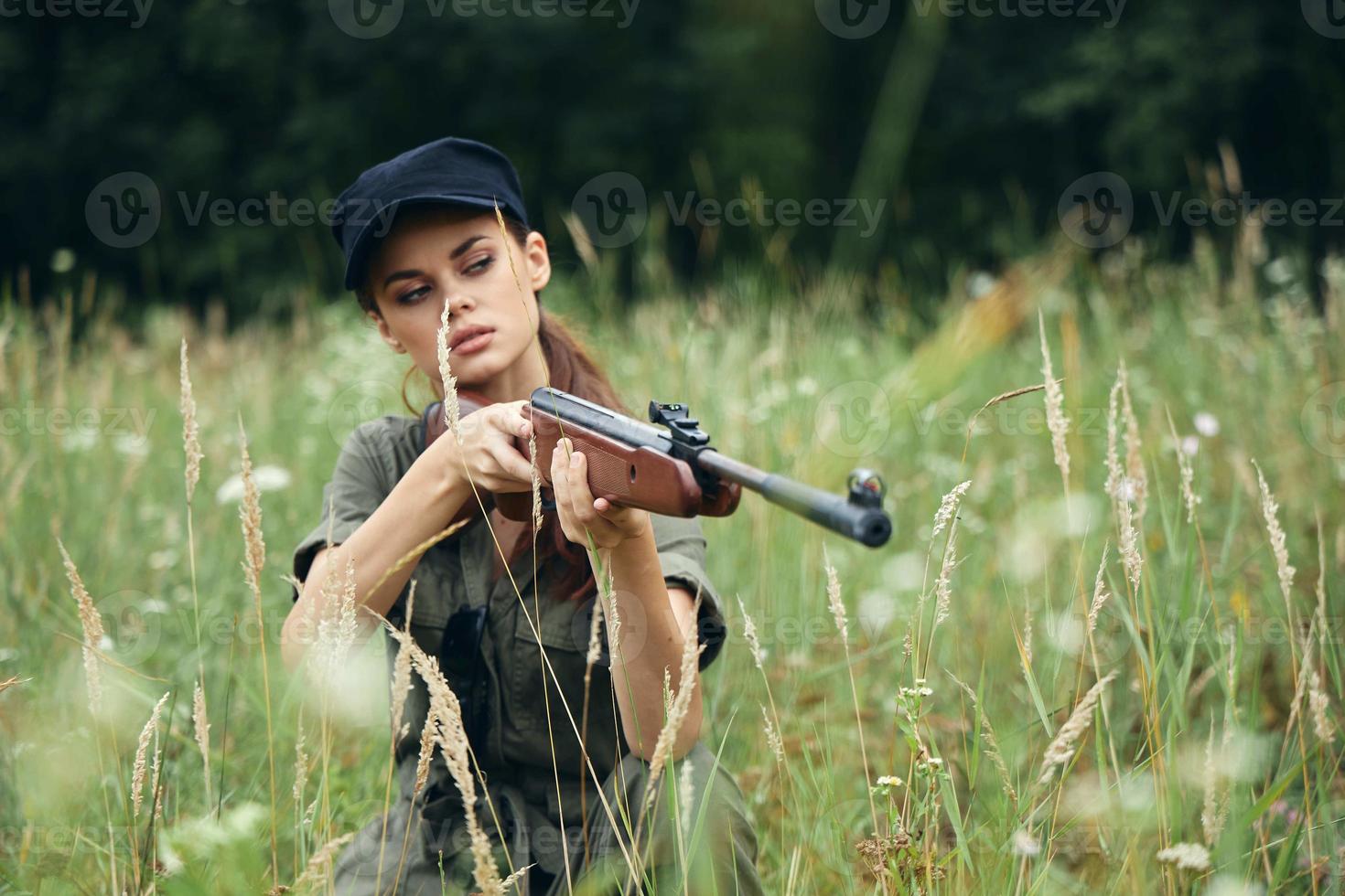 donna su all'aperto riparo con un' arma nel mano è un' stile di vita foto