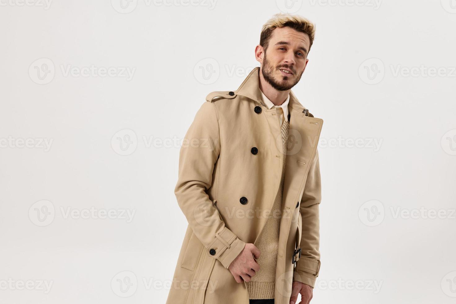 uomo beige cappotto mani su il cintura Guarda avanti alla moda acconciatura foto