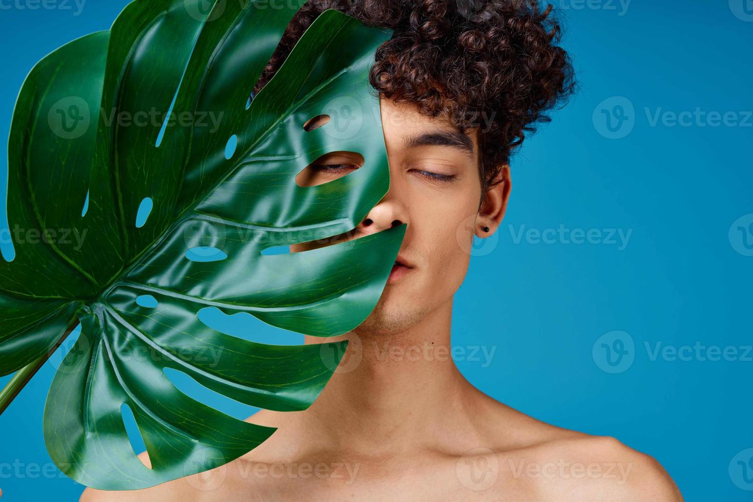 uomo con spoglio le spalle cosmetici pelle cura blu sfondo foto