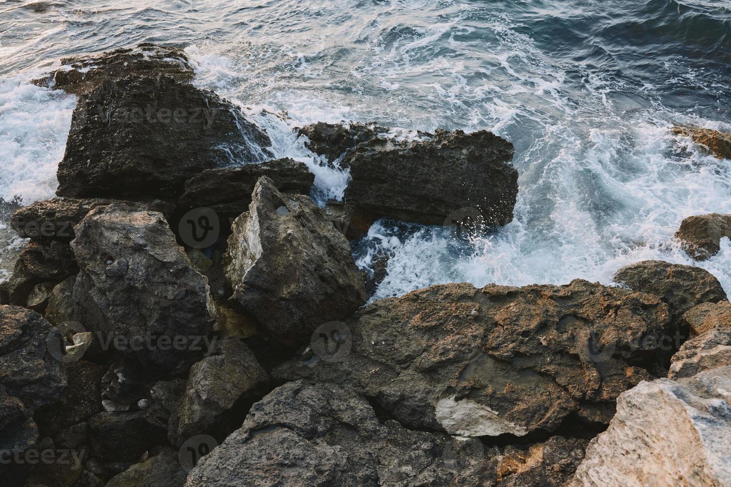 scogliera oceano paesaggio natura nuvoloso tempo metereologico foto