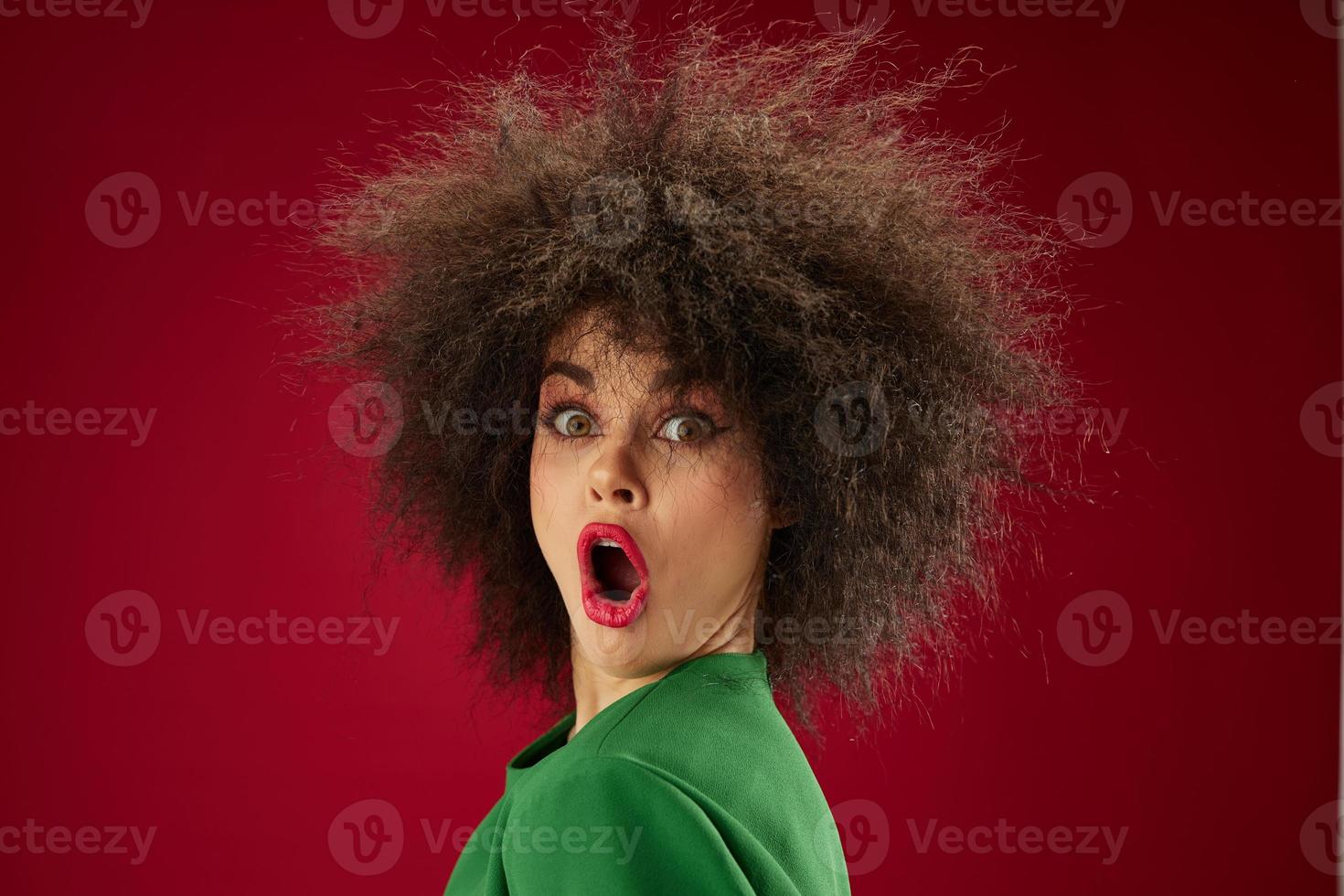 positivo giovane donna smorfia afro acconciatura rosso labbra moda colore sfondo inalterato foto